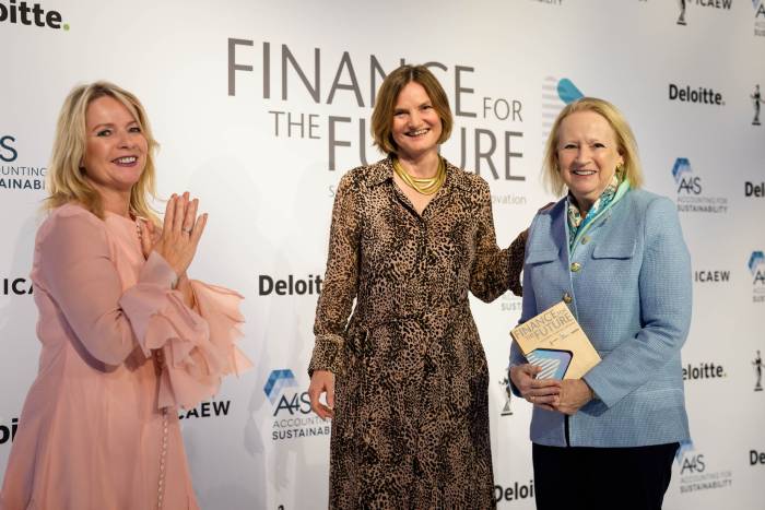 Mary Schapiro receiving Lifetime Achievement Award